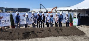 Première pelletée de terre du complexe industriel d'Alubase à Mascouche