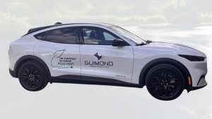 Mustang Mach-E blanche de Guimond Construction