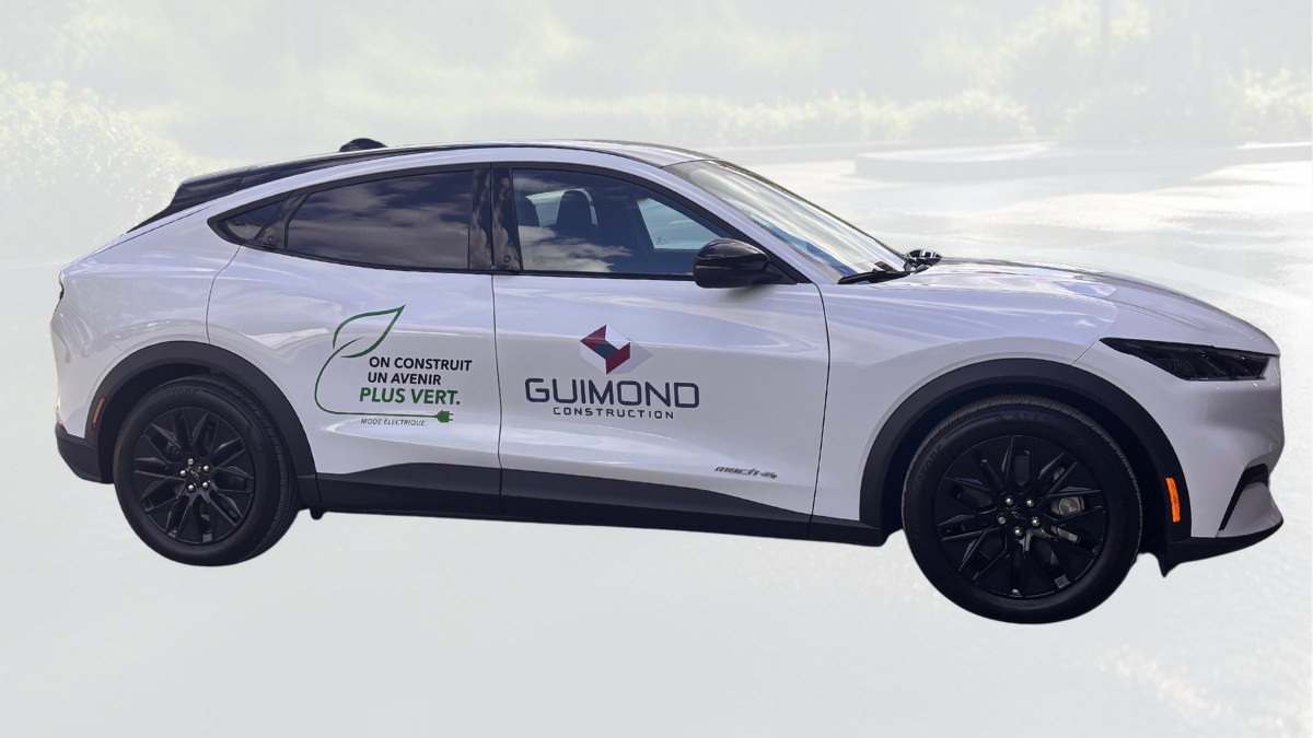 Mustang Mach-E blanche de Guimond Construction